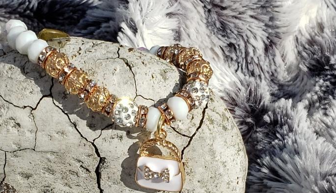 Get That Bag... Glass Beaded Bracelet - Her Jewel•ry Box